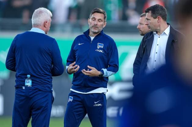 Sport Bilder des Tages 09.05.2025, Fußball, Preußen Münster - Hertha BSC, 2. Fußball Bundesliga, 33. Spieltag, Preußenstadion, Saison 2024 2025: Enttäuschung Enttäuschte Gesichter bei der Hertha BSC nach der 0:2 Niederlage. Stefan Leitl (Hertha BSC hc) gestikulierend DFB regulations prohibit any use of photographs as image sequences and or quasi-video. Nordrhein-Westfalen Deutschland