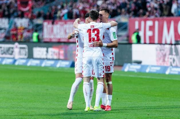 2. Fußball Bundesliga: 1. FC Nürnberg - 1. FC Köln; 09.05.2025 Glückliche Gesichter nach Abpfiff 1. FC Köln gewinnt Leart Paqarada (1. FC Köln, 17), Mark Uth (1. FC Köln, 13), Tim Lemperle (1. FC Köln, 19) umarmen sich 2. Fußball Bundesliga, 1. FC Nürnberg - 1. FC Köln, Nürnberg, Max-Morlock-Stadion am 09.05.2025 DFL REGULATIONS PROHIBIT ANY USE OF PHOTOGRAPHS AS IMAGE SEQUENCES AND OR QUASI-VIDEO.