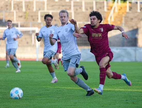 Aiman Dardari (FC Augsburg II, re.) im Laufduell gegen Marc Reischmann (Bamberg); FC Augsburg II vs. FC Eintracht Bamberg, 33. Spieltag;
