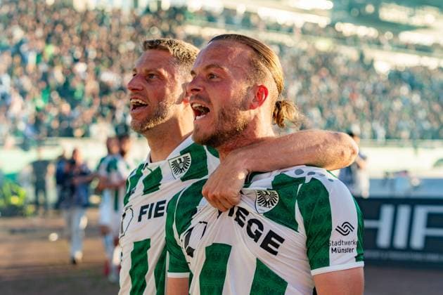 09.05.2025, Preussen Münster vs. Hertha BSC, 2. Bundesliga, 33. Spieltag Tor zum 2:0 durch Jorrit Hendrix (Preussen Muenster, 20) hier Jubel mit Marc Lorenz (Preussen Muenster, 18) Wichtiger Hinweis: Gemaess den Vorgaben der DFL Deutsche Fussball Liga bzw. des DFB Deutscher Fussball-Bund ist es untersagt, in dem Stadion und oder vom Spiel angefertigte Fotoaufnahmen in Form von Sequenzbildern und oder videoaehnlichen Fotostrecken zu verwerten