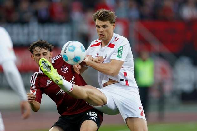 v.l. Tino Kusanovic (1. FC Nürnberg, 42) und Joel Pascal Schmied (1. FC Koeln, 2) 09.05.2025, Fussball, 2. Bundesliga, 1. FC Nürnberg - 1. FC Köln, GER, Nuernberg, Max-Morlock-Stadion, DFL REGULATIONS PROHIBIT ANY USE OF PHOTOGRAPHS AS IMAGE SEQUENCES AND OR QUASI-VIDEO.