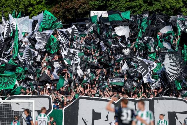 09.05.2025, Fußball, Preußen Münster - Hertha BSC, 2. Fußball Bundesliga, 33. Spieltag, Preußenstadion, Saison 2024 2025: Choreografie in der Fankurve - Fahnen werden geschwenkt DFB regulations prohibit any use of photographs as image sequences and or quasi-video. Nordrhein-Westfalen Deutschland