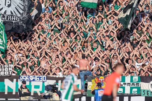 09.05.2025, Fußball, Preußen Münster - Hertha BSC, 2. Fußball Bundesliga, 33. Spieltag, Preußenstadion, Saison 2024 2025: Fans Zuschauer Fahnen Ultras feuern die Mannschaft an Feature DFB regulations prohibit any use of photographs as image sequences and or quasi-video. Nordrhein-Westfalen Deutschland