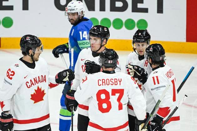 STOCKHOLM, SVERIGE 20250510 Canada s Bo Horvat ( 14, center) celebrates with teammates after scoring the opening goal during the IIHF Ice hockey, Eishockey World Championship, WM, Weltmeisterschaft group A match between Slovakia and Canada at Avicii Arena in Stockholm, Sweden, on May 10, 2025. STOCKHOLM SVERIGE x10080x