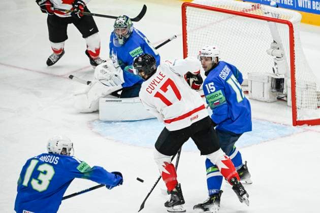 CORRECTION COUNTRY (SLOVENIA NOT SLOVAKIA) STOCKHOLM, SWEDEN 20250510 Canada s Will Cuylle ( 17) and Slovenia s Blaz Gregorc ( 15) in action during the IIHF Ice hockey, Eishockey World Championship, WM, Weltmeisterschaft group A match between slovenia and Canada at Avicii Arena in Stockholm, Sweden, on May 10, 2025. STOCKHOLM SWEDEN ttexport x10080x