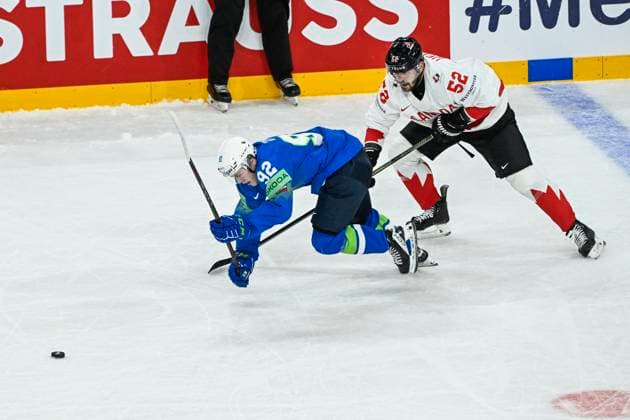 STOCKHOLM, SVERIGE 20250510 Sloveniaäs Anze Zezelj (left) and Canada s Mackenzie Weegar in action during the IIHF Ice hockey, Eishockey World Championship, WM, Weltmeisterschaft group A match between Slovenia and Canada at Avicii Arena in Stockholm, Sweden, on May 10, 2025. STOCKHOLM SVERIGE x10080x