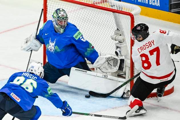 STOCKHOLM, SVERIGE 20250510 Canada s Sidney Crosby (right) tries to score at Slovenia s goalkeeper Lukas Horak in action during the IIHF Ice hockey, Eishockey World Championship, WM, Weltmeisterschaft group A match between Slovenia and Canada at Avicii Arena in Stockholm, Sweden, on May 10, 2025. STOCKHOLM SVERIGE x10080x