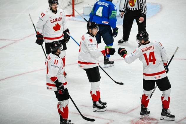 STOCKHOLM, SVERIGE 20250510 Canada s Bo Horvat ( 14) celebrates scoring his second goal with teammates Sidney Crosby ( 87), Travis Konecny ( 11) and Nate MacKinnon ( 9) during the IIHF Ice hockey, Eishockey World Championship, WM, Weltmeisterschaft group A match between Slovenia and Canada at Avicii Arena in Stockholm, Sweden, on May 10, 2025. STOCKHOLM SVERIGE x10080x