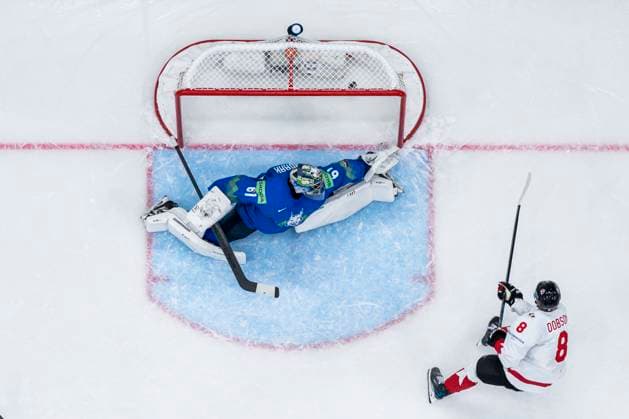 250510 Noah Dobson of Canada scores the 0-4 goal behind goalkeeper Lukas Horak of Slovenia during the 2025 IIHF Ice hockey, Eishockey World Championship, WM, Weltmeisterschaft group stage game between Slovenia and Canada on May 10, 2025 in Stockholm. Photo: Maxim Thore BILDBYRAN kod MT MT0810 ishockey ice hockey ishockey-vm 2025 vm 2025 iihf world championship slovenia kanada canada bbeng gruppspel Copyright: MAXIMxTHORE BB250510MT051