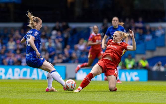 Football - FA Women™s Super League - Chelsea FC Women v Liverpool FC Women LONDON, ENGLAND - Saturday, May 10, 2025: Liverpool s Ceri Holland (R) in a tackle with Chelsea s Keira Walsh (L) during the FA Women™s Super League match between Chelsea FC Women and Liverpool FC Women at Stamford Bridge. (Photo by David Rawcliffe Propaganda) LONDON Stamford Bridge GREATER LONDON ENGLAND  Copyright: xPropagandax P2025-05-10-Chelsea_W_Liverpool_W-58