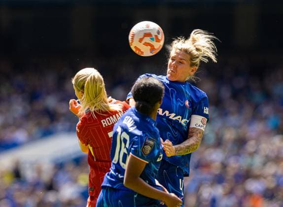 Sport Themen der Woche KW19 Sport Bilder des Tages Football - FA Women™s Super League - Chelsea FC Women v Liverpool FC Women LONDON, ENGLAND - Saturday, May 10, 2025: Liverpool s Sophie Roman Haug (L) and Chelsea s captain Millie Bright (R) going in for a header during the FA Women™s Super League match between Chelsea FC Women and Liverpool FC Women at Stamford Bridge. (Photo by David Rawcliffe Propaganda) LONDON Stamford Bridge GREATER LONDON ENGLAND  Copyright: xPropagandax P2025-05-10-Chelsea_W_Liverpool_W-62