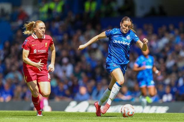 10th May 2025; Stamford Bridge, London, England; Womens Super League Football, Chelsea versus Liverpool; Wieke Kaptein of Chelsea breaks away from Ceri Holland of Liverpool  ActionPlus12785003 KatiexChan