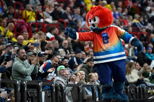 Sport Bilder des Tages STOCKHOLM, SVERIGE 20250510 Beaty the official mascot of 2025 IIHF Ice hockey, Eishockey World Championship, WM, Weltmeisterschaft during the IIHF Ice Hockey World Championship group A match between Slovenia and Canada at Avicii Arena in Stockholm, Sweden, on May 10, 2025. STOCKHOLM SVERIGE x10080x