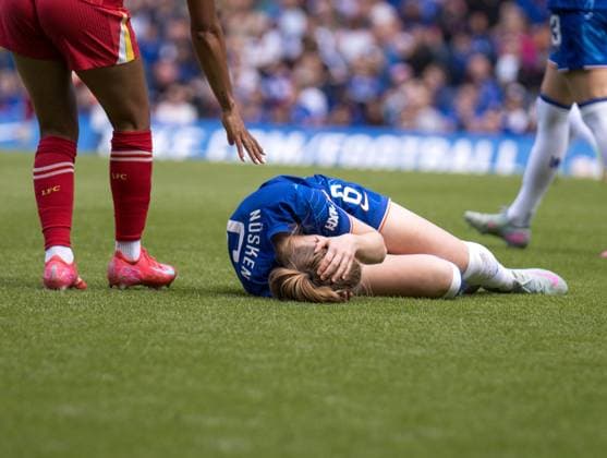 Stamford Bridge, London, England, 10th May 2025: Sjoeke Nusken (6 Chelsea) goes down with a head injury during the match between Chelsea and Liverpool in the Barclays Womens Super League at Stamford Bridge, London, England on Saturday 10th May 2025. (Claire Jeffrey SPP) Copyright: xClairexJeffreyx xSPPx spp-en-ClJeSp-CJ-SPP-CHEvLIV022