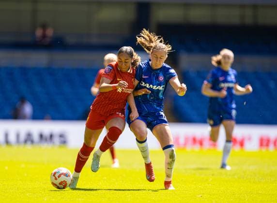 Football - FA Women™s Super League - Chelsea FC Women v Liverpool FC Women LONDON, ENGLAND - Saturday, May 10, 2025: Liverpool s Olivia Smith (L) defends the ball against Chelsea s Wieke Kaptein (R) during the FA Women™s Super League match between Chelsea FC Women and Liverpool FC Women at Stamford Bridge. (Photo by David Rawcliffe Propaganda) LONDON Stamford Bridge GREATER LONDON ENGLAND  Copyright: xPropagandax P2025-05-10-Chelsea_W_Liverpool_W-67