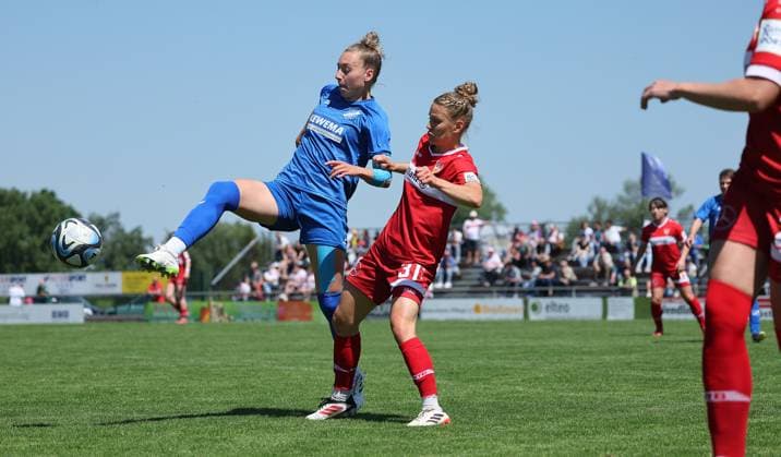 Stuttgart , Fußball Regionalliga Süd , SC Sand 2 vs. VfB Stuttgart Frauen , von links: Giulina Kimmig ( Sand ) leonie Maier ( VfB )