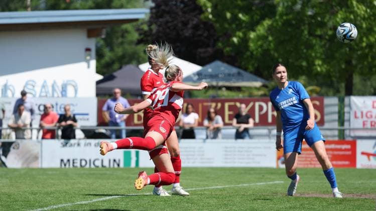 Stuttgart , Fußball Regionalliga Süd , SC Sand 2 vs. VfB Stuttgart Frauen , Tor zum 1 : 2 von Meike Meßmer ( VfB ) , zugleich das 100. Tor der Saison