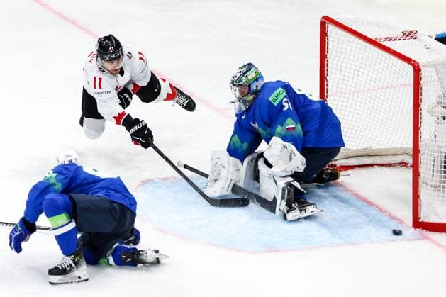 Ice hockey, Eishockey - IIHF WC 2025 STOCKHOLM,SWEDEN,10.MAY.25 - ICE HOCKEY - IIHF Ice Hockey World Championship, WM, Weltmeisterschaft 2025, group stage, Slovenia vs Canada. Image shows Travis Konecny (CAN) and Lukas Horak (SLO).  GEPAxpictures xMaticxKlansek