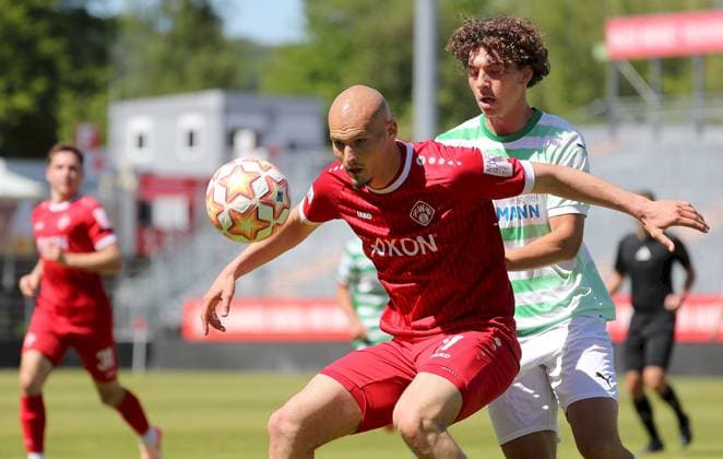 10.05.2025, Herren, Fussball, Saison 2024 2025, Regionalliga Bayern, 33. Spieltag: FC Wuerzburger Kickers - SpVgg Greuther Fuerth II v.li.: Alem Japaur (FC Wuerzburger Kickers), Raul Marita (SpVgg Greuther Fuerth II) Wuerzburg AKON ARENA Bayern Deutschland