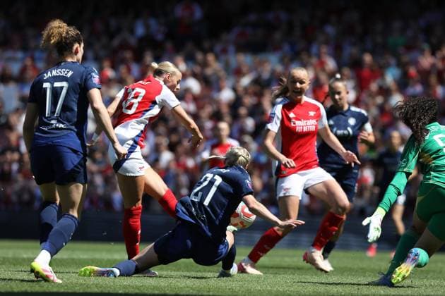Goal scored by Chloe Kelly of Arsenal Women during the Women s Super League match between Arsenal Women and Manchester United, ManU Women at the Emirates Stadium, London, England on 10 May 2025. Copyright: xJoshuaxSmithx 43230001
