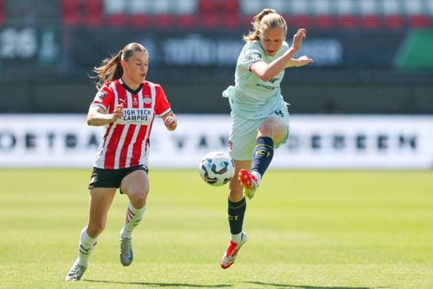 2025-05-10 PSV v FC Twente - Final of the Dutch Toto KNVB Cup ROTTERDAM, NETHERLANDS - MAY 10: Lieske Carleer of FC Twente shoots the ball during the Final of the Dutch Toto KNVB Cup match between PSV and FC Twente at Sparta-stadion Het Kasteel on May 10, 2025 in Rotterdam, Netherlands. Rotterdam Sparta-stadion Het Kasteel Netherlands Content not available for redistribution in The Netherlands directly or indirectly through any third parties. Copyright: xHansxvanxderxValkx