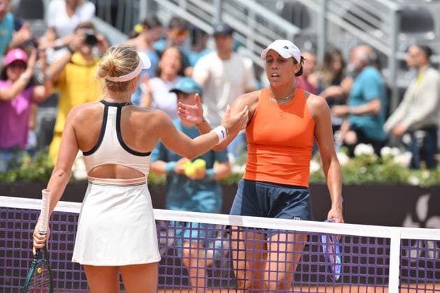 10th May 2025; Foro Italico, Rome, Italy: ATP, Tennis Herren 1000 Tennis Masters Rome, Day 4; Madison Keys (USA) shakes hands with winner Peyton Stearns (USA)  ActionPlus12785165 AllShotLive