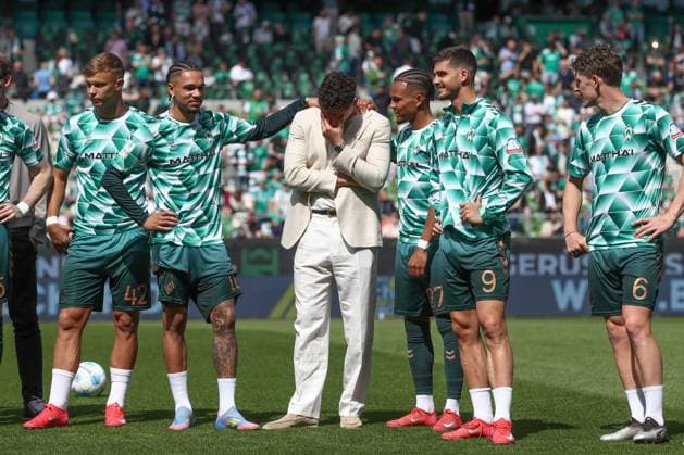 Sport Themen der Woche KW19 Sport Bilder des Tages 10.05.2025, xtgx, Fussball - 1.Bundesliga, SV Werder Bremen - RB Leipzig v.l. Verabschiedung, Abschied von Milos Veljkovic (Bremen, 13) (DFL DFB REGULATIONS PROHIBIT ANY USE OF PHOTOGRAPHS as IMAGE SEQUENCES and or QUASI-VIDEO) Bremen *** 10 05 2025, xtgx, Soccer 1 Bundesliga, SV Werder Bremen RB Leipzig v l Farewell, Farewell to Milos Veljkovic Bremen, 13 DFL DFB REGULATIONS PROHIBIT ANY USE OF PHOTOGRAPHS as IMAGE SEQUENCES and or QUASI VIDEO Bremen