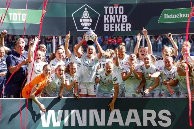 ROTTERDAM - FC Twente players celebrate winning the cup during the KNVB Cup final between PSV and FC Twente at Sparta Stadium on May 10, 2025 in Rotterdam, Netherlands. ANP BAS CZERWINSKI xVIxANPxSportx xxANPxIVx 526879933 originalFilename: 526879933.jpg