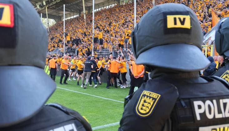 Mannheim, 10.05.2025, Carl Benz Stadion, Fussball, 3.Liga, 37.Spieltag , SV Waldhof Mannheim vs. SG Dynamo Dresden , Dresden jubelt nach dem Spiel. Dynamo ist Aufsteiger in die 2.Bundesliga. , Im Bild; Dynamo Fans feiern. Polizei im Innerraum. , Nur zur redaktionellen Nutzung. Only editorial use. , DFB DFL regulations prohibit any use of photographs as image sequences and or quasi-video. ,