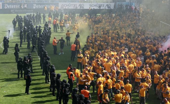 Mannheim, 10.05.2025, Carl Benz Stadion, Fussball, 3.Liga, 37.Spieltag , SV Waldhof Mannheim vs. SG Dynamo Dresden , Dresden jubelt nach dem Spiel. Dynamo ist Aufsteiger in die 2.Bundesliga. , Im Bild; Dynamo Fans feiern. Polizei im Innerraum. , Nur zur redaktionellen Nutzung. Only editorial use. , DFB DFL regulations prohibit any use of photographs as image sequences and or quasi-video. ,