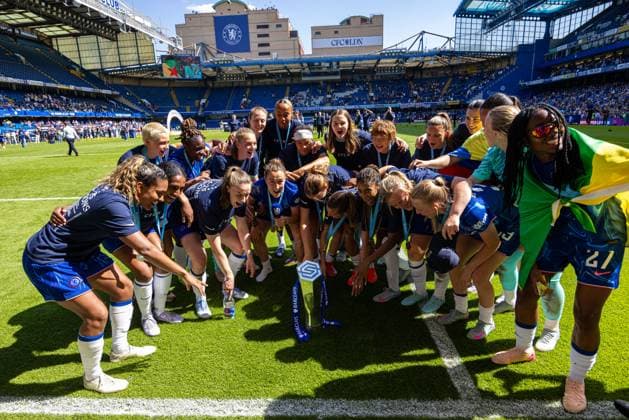 Football - FA Women™s Super League - Chelsea FC Women v Liverpool FC Women LONDON, ENGLAND - Saturday, May 10, 2025: Chelsea players celebrate with the WSL trophy as Champions after the FA Women™s Super League match between Chelsea FC Women and Liverpool FC Women at Stamford Bridge. Chelsea won 1-0. (Photo by David Rawcliffe Propaganda) LONDON Stamford Bridge GREATER LONDON ENGLAND  Copyright: xPropagandax P2025-05-10-Chelsea_W_Liverpool_W-101