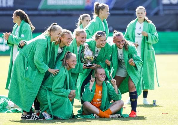 Sport Themen der Woche KW19 Sport Bilder des Tages ROTTERDAM - The FC Twente selection celebrates winning the cup during the KNVB Cup final between PSV and FC Twente at Sparta Stadium on May 10, 2025 in Rotterdam, Netherlands. ANP BAS CZERWINSKI xVIxANPxSportx xxANPxIVx 526880331 originalFilename: 526880331.jpg