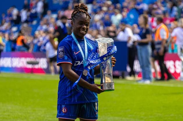 Football - FA Women™s Super League - Chelsea FC Women v Liverpool FC Women LONDON, ENGLAND - Saturday, May 10, 2025: Chelsea s Sandy Baltimore celebrates with the WSL trophy as Champions after the FA Women™s Super League match between Chelsea FC Women and Liverpool FC Women at Stamford Bridge. (Photo by David Rawcliffe Propaganda) LONDON Stamford Bridge GREATER LONDON ENGLAND  Copyright: xPropagandax P2025-05-10-Chelsea_W_Liverpool_W-106