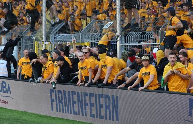 Mannheim, 10.05.2025, Carl Benz Stadion, Fussball, 3.Liga, 37.Spieltag , SV Waldhof Mannheim vs. SG Dynamo Dresden , Dresden jubelt nach dem Spiel. Dynamo ist Aufsteiger in die 2.Bundesliga. , Im Bild; Dynamo Fans feiern. Polizei im Innerraum. , Nur zur redaktionellen Nutzung. Only editorial use. , DFB DFL regulations prohibit any use of photographs as image sequences and or quasi-video. ,