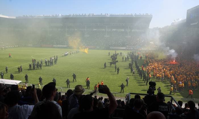 Mannheim, 10.05.2025, Carl Benz Stadion, Fussball, 3.Liga, 37.Spieltag , SV Waldhof Mannheim vs. SG Dynamo Dresden , Dresden jubelt nach dem Spiel. Dynamo ist Aufsteiger in die 2.Bundesliga. , Im Bild; Dynamo Fans feiern. Polizei im Innerraum. , Nur zur redaktionellen Nutzung. Only editorial use. , DFB DFL regulations prohibit any use of photographs as image sequences and or quasi-video. ,