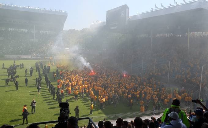 Mannheim, 10.05.2025, Carl Benz Stadion, Fussball, 3.Liga, 37.Spieltag , SV Waldhof Mannheim vs. SG Dynamo Dresden , Dresden jubelt nach dem Spiel. Dynamo ist Aufsteiger in die 2.Bundesliga. , Im Bild; Dynamo Fans feiern. Polizei im Innerraum. , Nur zur redaktionellen Nutzung. Only editorial use. , DFB DFL regulations prohibit any use of photographs as image sequences and or quasi-video. ,