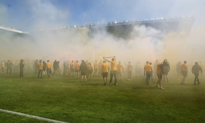 Mannheim, 10.05.2025, Carl Benz Stadion, Fussball, 3.Liga, 37.Spieltag , SV Waldhof Mannheim vs. SG Dynamo Dresden , Dresden jubelt nach dem Spiel. Dynamo ist Aufsteiger in die 2.Bundesliga. , Im Bild; Dynamo Fans feiern. Polizei im Innerraum. , Nur zur redaktionellen Nutzung. Only editorial use. , DFB DFL regulations prohibit any use of photographs as image sequences and or quasi-video. ,