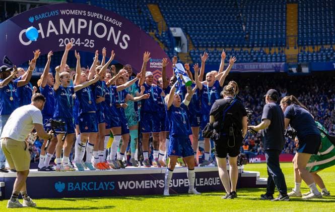 Football - FA Women™s Super League - Chelsea FC Women v Liverpool FC Women LONDON, ENGLAND - Saturday, May 10, 2025: Chelsea lift the Barclays Women s Super League for the sixth time after the FA Women™s Super League match between Chelsea FC Women and Liverpool FC Women at Stamford Bridge. (Photo by David Rawcliffe Propaganda) LONDON Stamford Bridge GREATER LONDON ENGLAND  Copyright: xPropagandax P2025-05-10-Chelsea_W_Liverpool_W-110