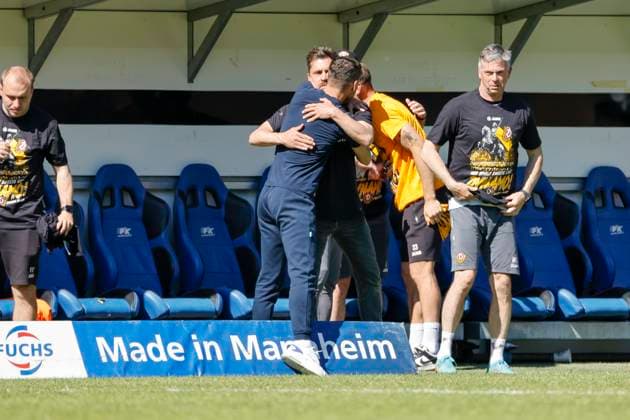 Dominik Glawogger (SV Waldhof Mannheim Trainer) und Thomas Stamm (SG Dynamo Dresden, Trainer) kurz vor Spielende , Fussball, 3.Liga, 37.Spieltag, 2024 2025, SV Waldhof Mannheim vs. Dynamo Dresden, 10.05.2025, Carl-Benz-Stadion, Mannheim, Deutschland DFB REGULATIONS PROHIBIT ANY USE OF PHOTOGRAPHS AS IMAGE SEQUENCES AND OR QUASI-VIDEO. Mannheim Carl-Benz-Stadion Baden-Württemberg Deutschland