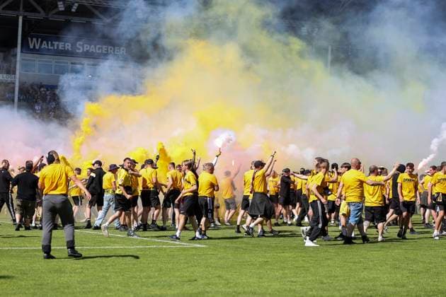 SG Dynamo Dresden Fans stürmen den Platz , Fussball, 3.Liga, 37.Spieltag, 2024 2025, SV Waldhof Mannheim vs. Dynamo Dresden, 10.05.2025, Carl-Benz-Stadion, Mannheim, Deutschland DFB REGULATIONS PROHIBIT ANY USE OF PHOTOGRAPHS AS IMAGE SEQUENCES AND OR QUASI-VIDEO. Mannheim Carl-Benz-Stadion Baden-Württemberg Deutschland