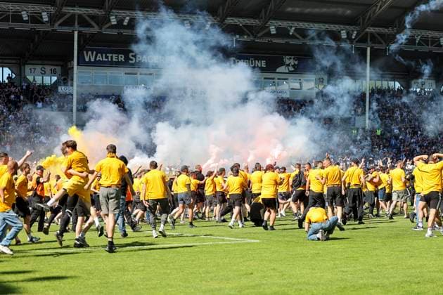 SG Dynamo Dresden Fans stürmen den Platz , Fussball, 3.Liga, 37.Spieltag, 2024 2025, SV Waldhof Mannheim vs. Dynamo Dresden, 10.05.2025, Carl-Benz-Stadion, Mannheim, Deutschland DFB REGULATIONS PROHIBIT ANY USE OF PHOTOGRAPHS AS IMAGE SEQUENCES AND OR QUASI-VIDEO. Mannheim Carl-Benz-Stadion Baden-Württemberg Deutschland