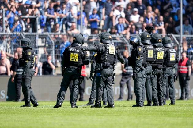Erhöhtes Polizeiaufkommen bei der Partie, Polizisten im Stadion, Polizeipräsenz, Polizeischutz, Polizei im Einsatz, Sicherheit, Stadionsicherheit, Symbolfoto, Symbolbild, Symbol, Risikospiel, Hochsicherheitsspiel, Fußballspiel mit einem erhöhten Sicherheitsrisiko, das Spiel wurde im Vorfeld als Hochrisikospiel eingestuft, Spielunterbrechung, 10.05.2025, Mannheim (Deutschland), Fussball, 3. Liga, SV Waldhof Mannheim - SG Dynamo Dresden, DFB DFL REGULATIONS PROHIBIT ANY USE OF PHOTOGRAPHS AS IMAGE SEQUENCES AND OR QUASI-VIDEO.
