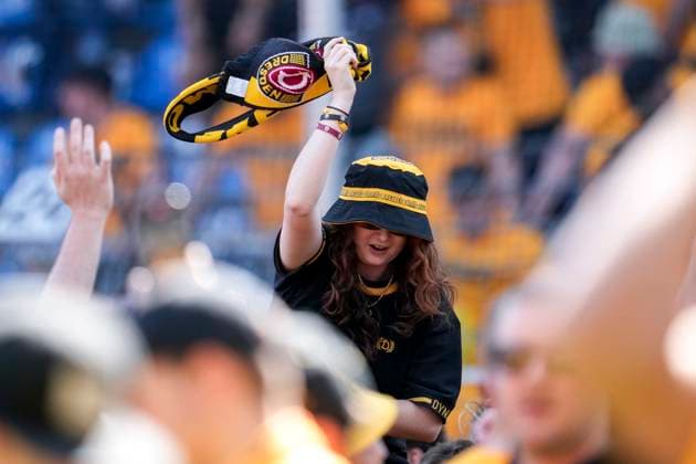 Die mitgereisten Ultras von Dynamo Dresden jubeln nach dem Spielende über den Aufstieg und stürmen nach dem Schlusspfiff auf den Platz, Jubel, Platzsturm, Fans, Publikum, Zuschauer, Stimmung, Atmosphäre, Stadion, Aufsteiger, Jubel nach dvem Schlusspfiff, Freude, jubelt, jubeln, fröhlich, positiv, freut sich, freuen sich, optimistisch, Highlight, Action, Aktion, 10.05.2025, Mannheim (Deutschland), Fussball, 3. Liga, SV Waldhof Mannheim - SG Dynamo Dresden, DFB DFL REGULATIONS PROHIBIT ANY USE OF PHOTOGRAPHS AS IMAGE SEQUENCES AND OR QUASI-VIDEO.