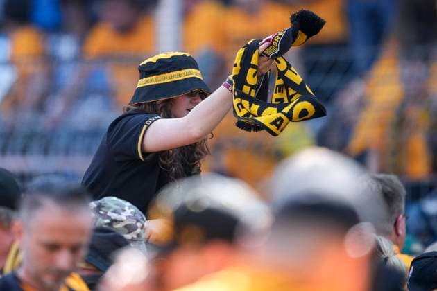 Die mitgereisten Ultras von Dynamo Dresden jubeln nach dem Spielende über den Aufstieg und stürmen nach dem Schlusspfiff auf den Platz, Jubel, Platzsturm, Fans, Publikum, Zuschauer, Stimmung, Atmosphäre, Stadion, Aufsteiger, Jubel nach dvem Schlusspfiff, Freude, jubelt, jubeln, fröhlich, positiv, freut sich, freuen sich, optimistisch, Highlight, Action, Aktion, 10.05.2025, Mannheim (Deutschland), Fussball, 3. Liga, SV Waldhof Mannheim - SG Dynamo Dresden, DFB DFL REGULATIONS PROHIBIT ANY USE OF PHOTOGRAPHS AS IMAGE SEQUENCES AND OR QUASI-VIDEO.