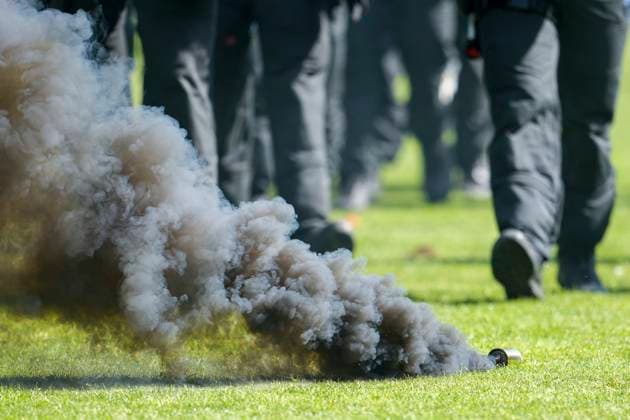Die Fans vom SG Dynamo Dresden zünden in der Fankurve Pyrotechnik, Stimmung im Stadion, Atmosphäre, Pyro, Pyros, Ultras, Zuschauer, Fanblock, Chaoten, Bengalo, Bengalos, Feuerwerk, flare, 10.05.2025, Mannheim (Deutschland), Fussball, 3. Liga, SV Waldhof Mannheim - SG Dynamo Dresden, DFB DFL REGULATIONS PROHIBIT ANY USE OF PHOTOGRAPHS AS IMAGE SEQUENCES AND OR QUASI-VIDEO.