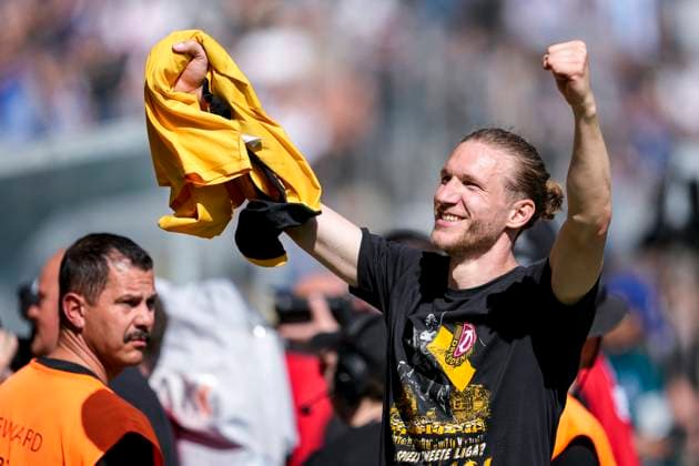 Vinko Sapina (SGD, 5), Spieler von Dynamo Dresden jubeln nach dem Spielende trotz Niederlage über den Aufstieg, aufgestiegen, Aufsteiger, Jubel nach dem Schlusspfiff, Freude, jubelt, jubeln, fröhlich, positiv, freut sich, freuen sich, optimistisch, Highlight, Action, Aktion, 10.05.2025, Mannheim (Deutschland), Fussball, 3. Liga, SV Waldhof Mannheim - SG Dynamo Dresden, DFB DFL REGULATIONS PROHIBIT ANY USE OF PHOTOGRAPHS AS IMAGE SEQUENCES AND OR QUASI-VIDEO.