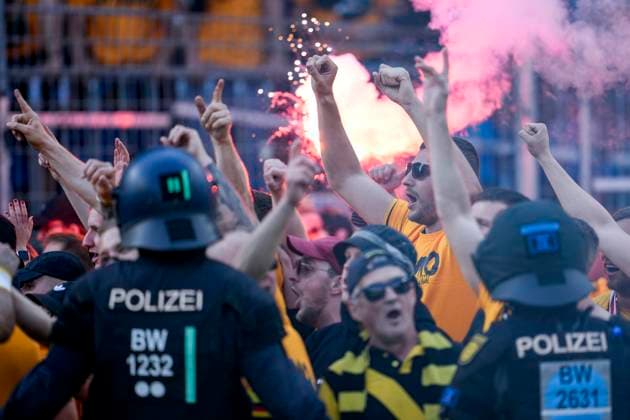Die mitgereisten Ultras von Dynamo Dresden jubeln nach dem Spielende über den Aufstieg und stürmen nach dem Schlusspfiff auf den Platz, Jubel, Platzsturm, Fans, Publikum, Zuschauer, Stimmung, Atmosphäre, Stadion, Aufsteiger, Jubel nach dvem Schlusspfiff, Freude, jubelt, jubeln, fröhlich, positiv, freut sich, freuen sich, optimistisch, Highlight, Action, Aktion, 10.05.2025, Mannheim (Deutschland), Fussball, 3. Liga, SV Waldhof Mannheim - SG Dynamo Dresden, DFB DFL REGULATIONS PROHIBIT ANY USE OF PHOTOGRAPHS AS IMAGE SEQUENCES AND OR QUASI-VIDEO.