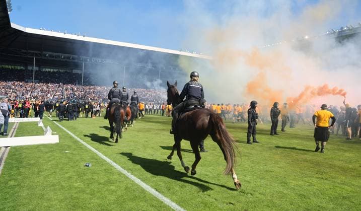 Mannheim, 10.05.2025, Carl Benz Stadion, Fussball, 3.Liga, 37.Spieltag , SV Waldhof Mannheim vs. SG Dynamo Dresden , Dresden jubelt nach dem Spiel. Dynamo ist Aufsteiger in die 2.Bundesliga. , Im Bild; Dynamo Fans feiern. Polizei im Innerraum. , Nur zur redaktionellen Nutzung. Only editorial use. , DFB DFL regulations prohibit any use of photographs as image sequences and or quasi-video. ,