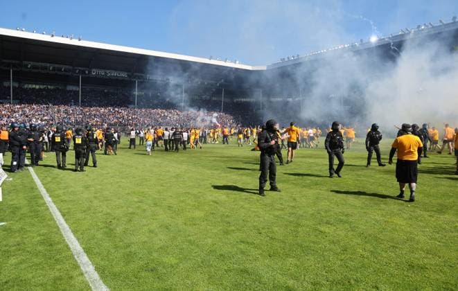 Mannheim, 10.05.2025, Carl Benz Stadion, Fussball, 3.Liga, 37.Spieltag , SV Waldhof Mannheim vs. SG Dynamo Dresden , Dresden jubelt nach dem Spiel. Dynamo ist Aufsteiger in die 2.Bundesliga. , Im Bild; Dynamo Fans feiern. Polizei im Innerraum. , Nur zur redaktionellen Nutzung. Only editorial use. , DFB DFL regulations prohibit any use of photographs as image sequences and or quasi-video. ,