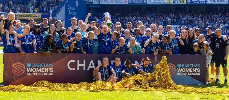 Football - FA Women™s Super League - Chelsea FC Women v Liverpool FC Women LONDON, ENGLAND - Saturday, May 10, 2025: Liverpool players watch on as Chelsea lift the Barclays Women s Super League for the sixth time after the FA Women™s Super League match between Chelsea FC Women and Liverpool FC Women at Stamford Bridge. (Photo by David Rawcliffe Propaganda) LONDON Stamford Bridge GREATER LONDON ENGLAND  Copyright: xPropagandax P2025-05-10-Chelsea_W_Liverpool_W-114